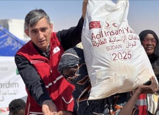 الهلال الأحمر التركي يوزع مساعدات غذائية في الفاشر الهلال الأحمر التركي يوزع مساعدات غذائية في الفاشر