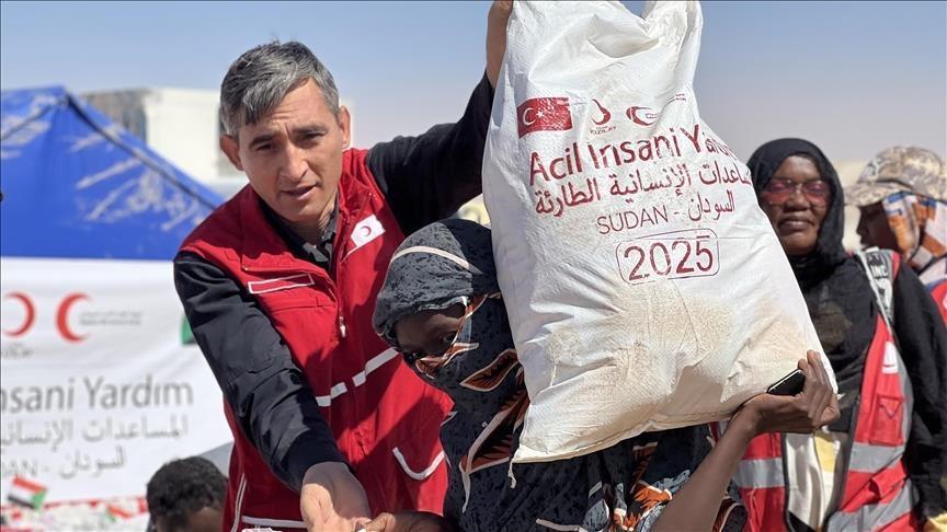 الهلال الأحمر التركي يوزع مساعدات غذائية في الفاشر الهلال الأحمر التركي يوزع مساعدات غذائية في الفاشر