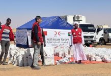 الهلال الأحمر التركي يوزع مساعدات غذائية في الفاشر الهلال الأحمر التركي يوزع مساعدات غذائية في الفاشر
