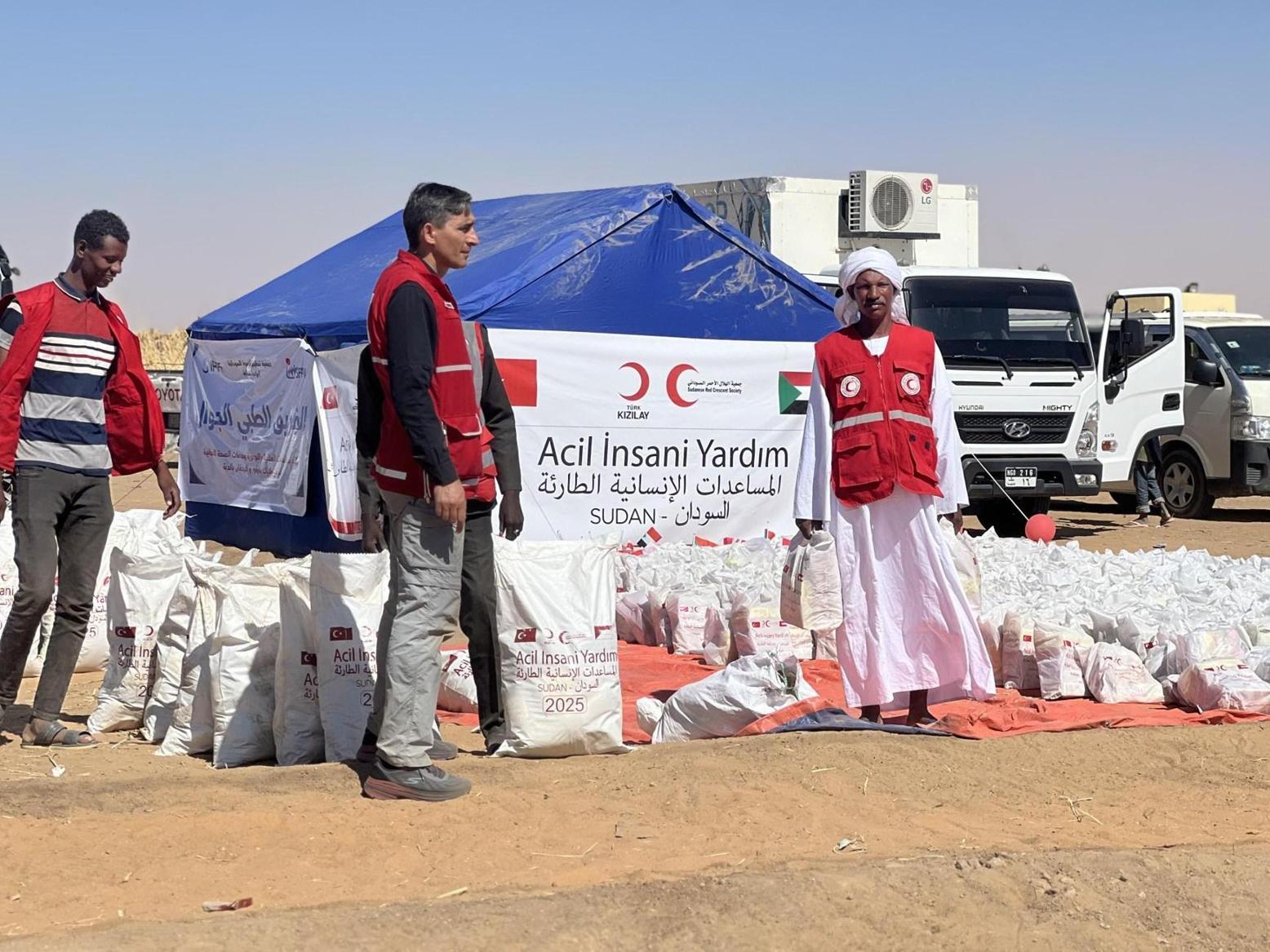 الهلال الأحمر التركي يوزع مساعدات غذائية في الفاشر الهلال الأحمر التركي يوزع مساعدات غذائية في الفاشر