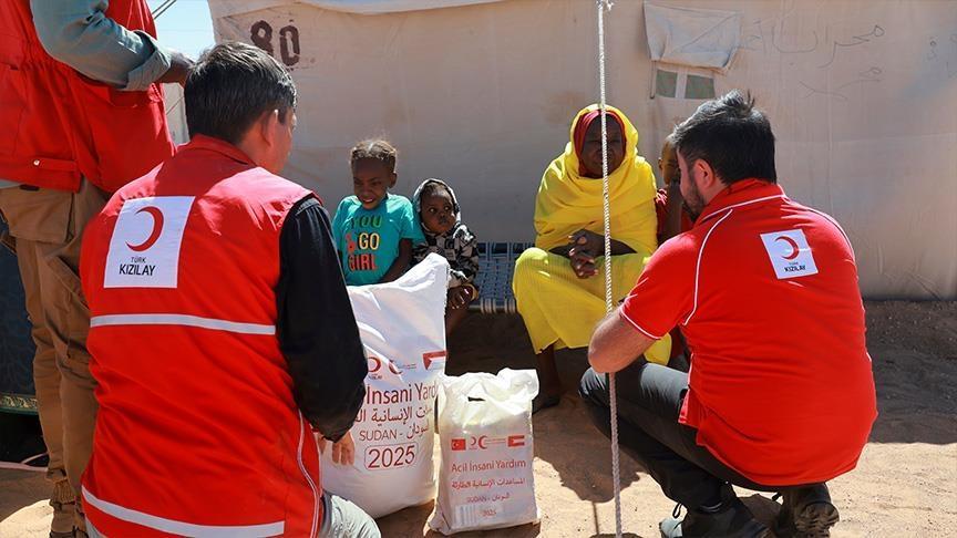الهلال الأحمر التركي يعزز الدعم للنازحين في السودان الهلال الأحمر التركي يعزز الدعم للنازحين في السودان