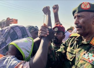 البرهان يتفقد مناطق غربي الخرطوم وسط حشود شعبية البرهان يتفقد مناطق غربي الخرطوم وسط حشود شعبية