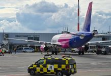 راكبان يقتحمان مدرج مطار ألماني للحاق برحلتهما والشرطة تتدخل راكبان يقتحمان مدرج مطار ألماني للحاق برحلتهما والشرطة تتدخل