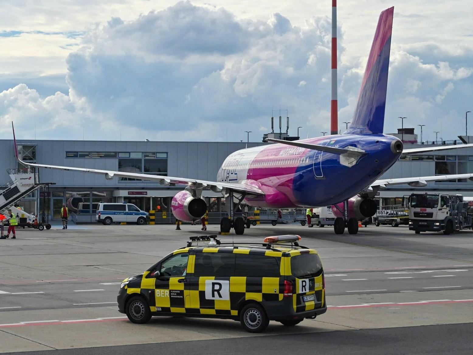 راكبان يقتحمان مدرج مطار ألماني للحاق برحلتهما والشرطة تتدخل راكبان يقتحمان مدرج مطار ألماني للحاق برحلتهما والشرطة تتدخل