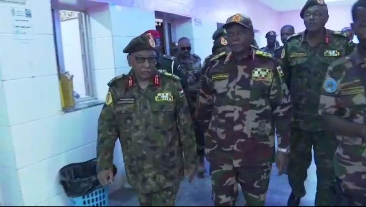 مدير المخابرات السوداني يزور معسكر سركاب ومقبرة الشهداء مدير المخابرات السوداني يزور معسكر سركاب ومقبرة الشهداء