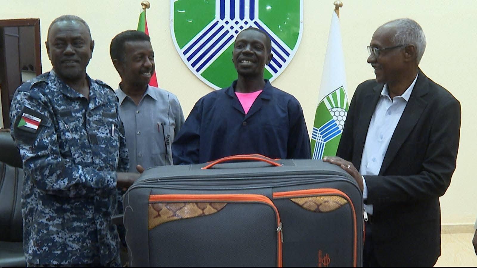 والي الخرطوم يكمل مراسم زواج عمال نظافة الطرق والي الخرطوم يكمل مراسم زواج عمال نظافة الطرق