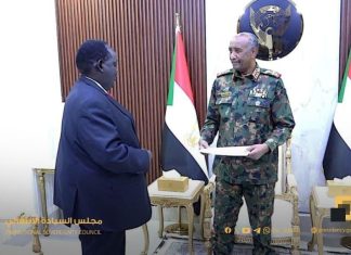 البرهان يتسلم رسالة من سلفاكير حول النفط والتجارة البرهان يتسلم رسالة من سلفاكير حول النفط والتجارة