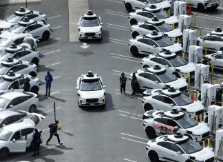 لماذا توقفت السيارات ذاتية القيادة في منتصف الطريق فجأة؟ لماذا توقفت السيارات ذاتية القيادة في منتصف الطريق فجأة؟