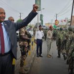 البرهان يحيي ضباطاً بالزي المدني خلال الطابور البرهان يحيي ضباطاً بالزي المدني خلال الطابور