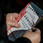 أميركي يفوز بجائزة “يا نصيب” بقيمة 1.8 مليار دولار أميركي يفوز بجائزة "يا نصيب" بقيمة 1.8 مليار دولار