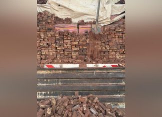 ضبط مئات من “كراتين السجائر” مهربة داخل شاحنة “طوب” ضبط مئات من “كراتين السجائر” مهربة داخل شاحنة “طوب”