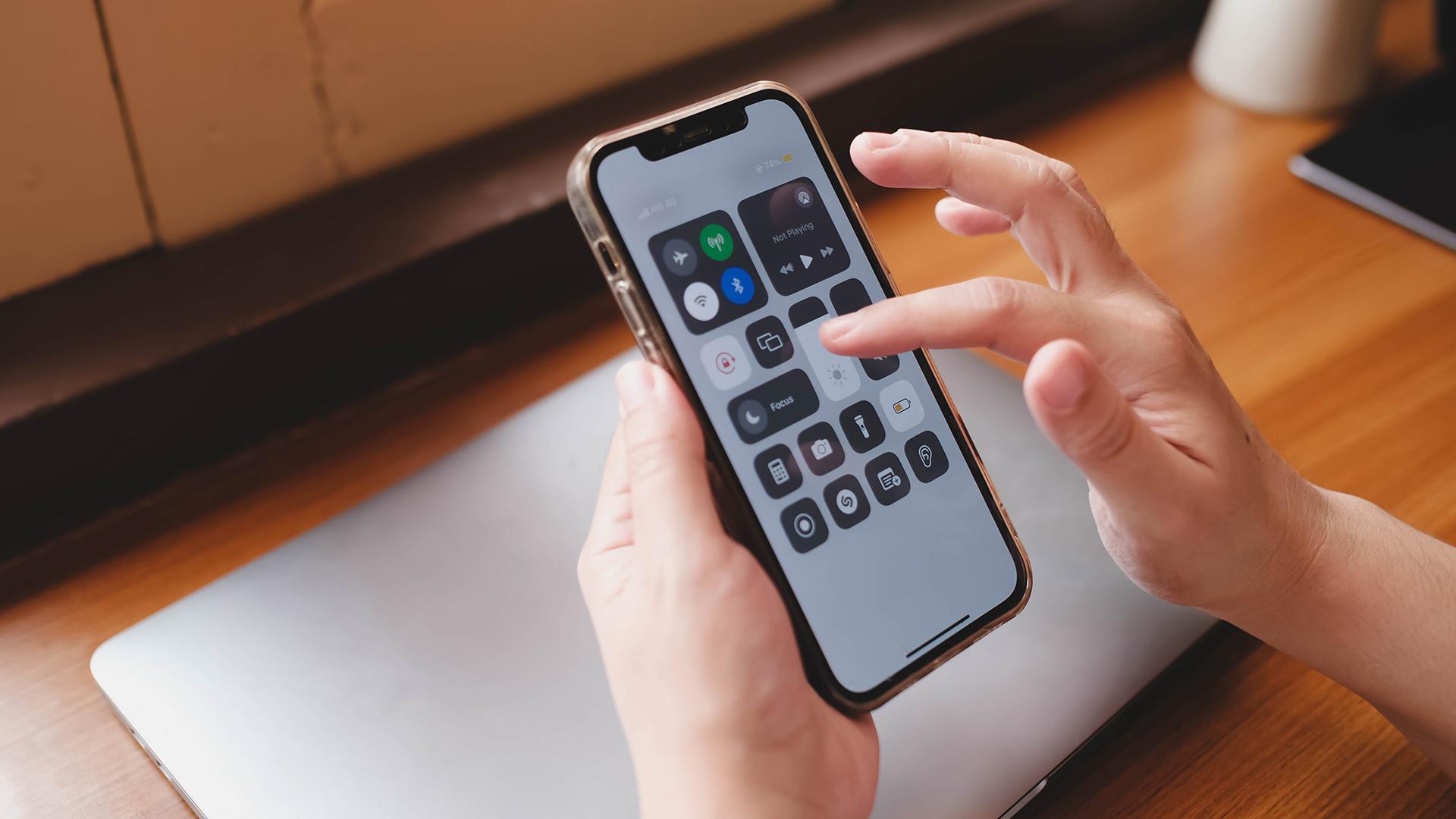 هل تراقبنا آبل سرا؟ انقسام المغردين حول آيفون 17 هل تراقبنا آبل سرا؟ انقسام المغردين حول آيفون 17