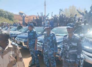 إصابة شرطة خلال مطاردة متهمين بنهب هاتف طالبة إصابة شرطة خلال مطاردة متهمين بنهب هاتف طالبة