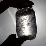 الميكروبلاستيك يسرّب سحابة كيميائية في الماء الميكروبلاستيك يسرّب سحابة كيميائية في الماء