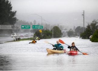 سكان يتنقلون بقوارب في الشوارع بعد فيضانات بكاليفورنيا سكان يتنقلون بقوارب في الشوارع بعد فيضانات بكاليفورنيا