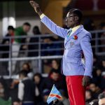 تفاعل كبير مع مشجع الكونغو الواقف طوال مباريات منتخب بلاده تفاعل كبير مع مشجع الكونغو الواقف طوال مباريات منتخب بلاده