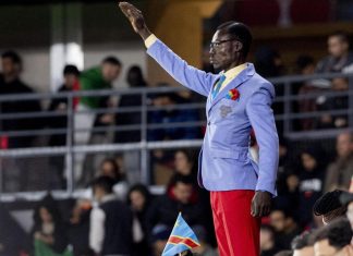 تفاعل كبير مع مشجع الكونغو الواقف طوال مباريات منتخب بلاده تفاعل كبير مع مشجع الكونغو الواقف طوال مباريات منتخب بلاده