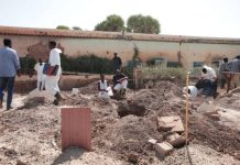 تواصل عمليات نقل ودفن رفاة شهداء معركة الكرامة بالخرطوم تواصل عمليات نقل ودفن رفاة شهداء معركة الكرامة بالخرطوم