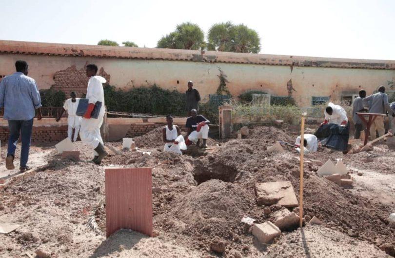 تواصل عمليات نقل ودفن رفاة شهداء معركة الكرامة بالخرطوم تواصل عمليات نقل ودفن رفاة شهداء معركة الكرامة بالخرطوم