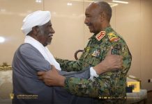 البرهان يتسلم وثيقة عهد من قائد الأنصار أحمد المهدي البرهان يتسلم وثيقة عهد من قائد الأنصار أحمد المهدي