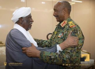 البرهان يتسلم وثيقة عهد من قائد الأنصار أحمد المهدي البرهان يتسلم وثيقة عهد من قائد الأنصار أحمد المهدي