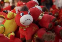 “الحصان الباكي”.. خطأ مصنعي يحوّل دمية عادية إلى هوس يغزو أسواق الصين "الحصان الباكي".. خطأ مصنعي يحوّل دمية عادية إلى هوس يغزو أسواق الصين