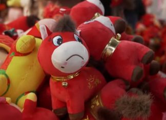 “الحصان الباكي”.. خطأ مصنعي يحوّل دمية عادية إلى هوس يغزو أسواق الصين "الحصان الباكي".. خطأ مصنعي يحوّل دمية عادية إلى هوس يغزو أسواق الصين