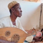 بالعزف على العود.. أب سوداني يتواصل مع ابنته المعاقة بالعزف على العود.. أب سوداني يتواصل مع ابنته المعاقة