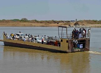 غرق 21 إثر انقلاب عبّارة في نهر النيل شمال الخرطوم غرق 21 إثر انقلاب عبّارة في نهر النيل شمال الخرطوم