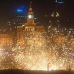 شلال نار وشرر يضيء سماء شنغهاي الساحرة شلال نار وشرر يضيء سماء شنغهاي الساحرة