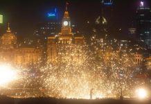 شلال نار وشرر يضيء سماء شنغهاي الساحرة شلال نار وشرر يضيء سماء شنغهاي الساحرة