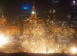 شلال نار وشرر يضيء سماء شنغهاي الساحرة شلال نار وشرر يضيء سماء شنغهاي الساحرة