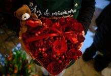 تغيرات في احتفالات عيد الحب بين الرجال والبريطانيين تغيرات في احتفالات عيد الحب بين الرجال والبريطانيين