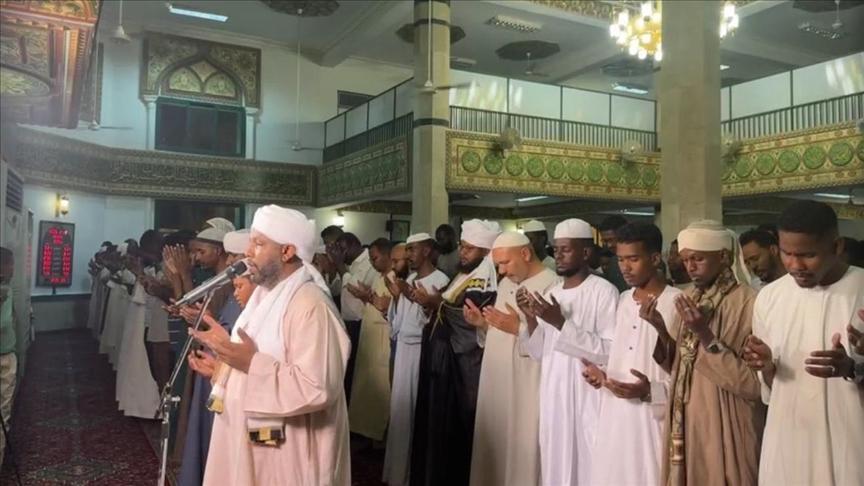 أول صلاة تراويح بالخرطوم بعد طرد أول صلاة تراويح بالخرطوم بعد طرد