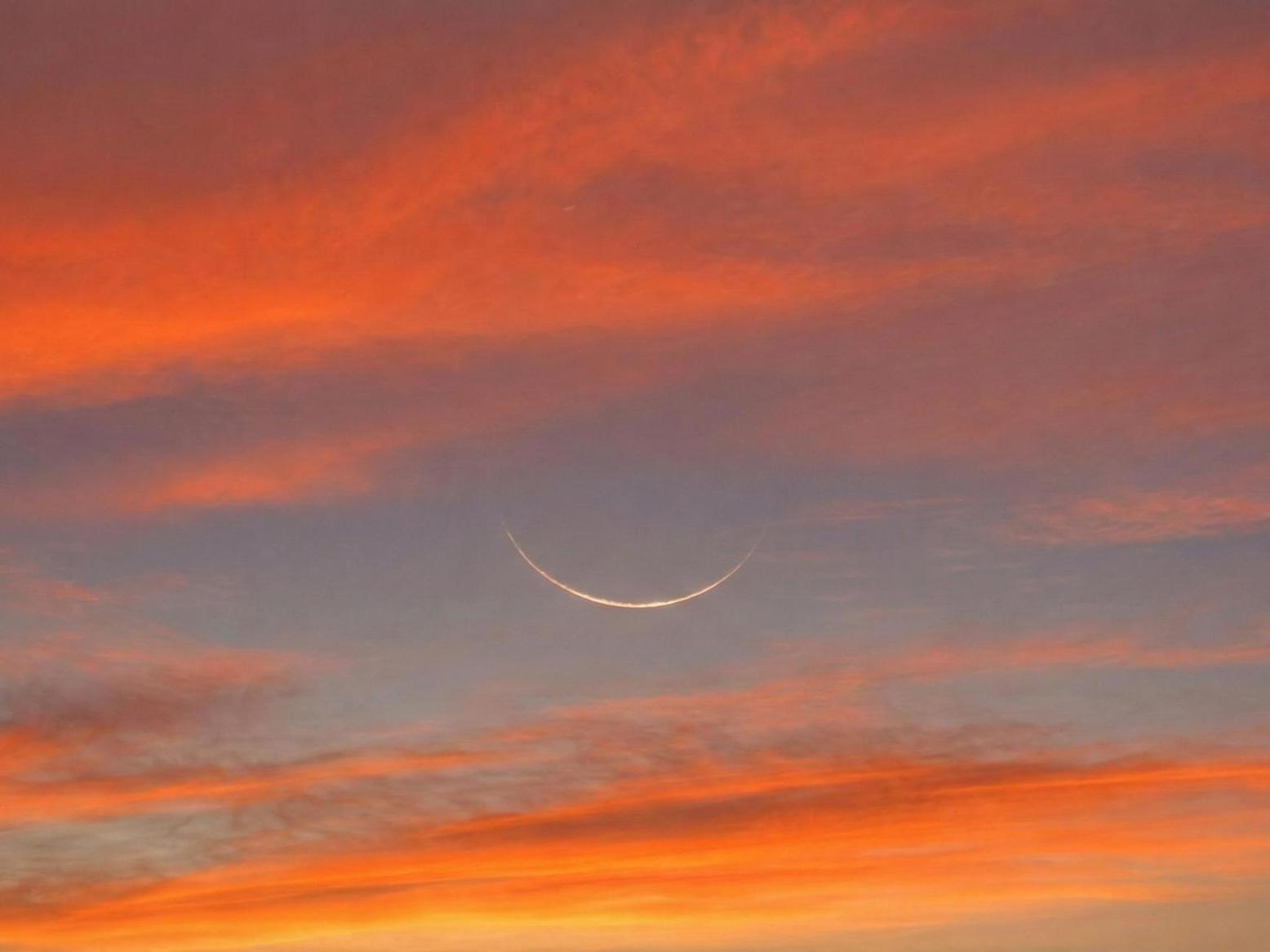 ابتسامة السماء هلال رمضان يضيء الأفق بلوحات فنية ابتسامة السماء هلال رمضان يضيء الأفق بلوحات فنية