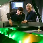 الإلكترونات وكأنها في طين.. رصد تكون “البولارون” لأول مرة الإلكترونات وكأنها في طين.. رصد تكون "البولارون" لأول مرة