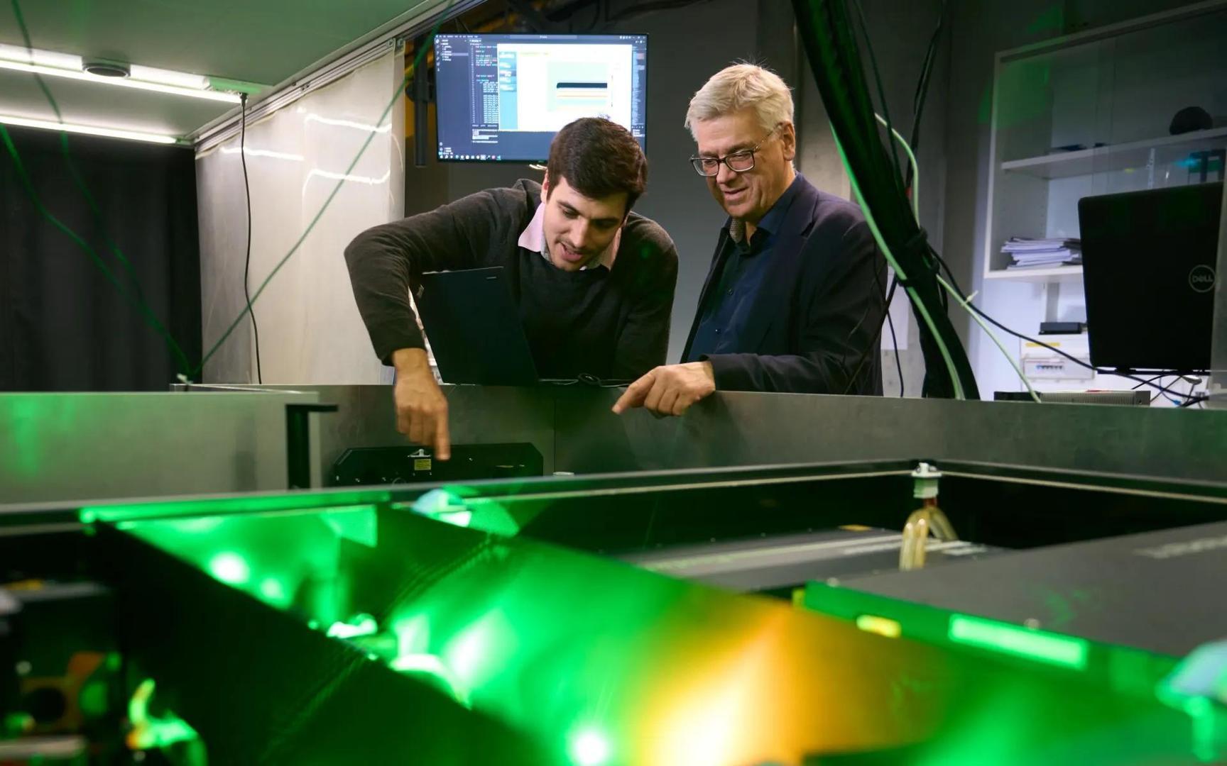 الإلكترونات وكأنها في طين.. رصد تكون الإلكترونات وكأنها في طين.. رصد تكون