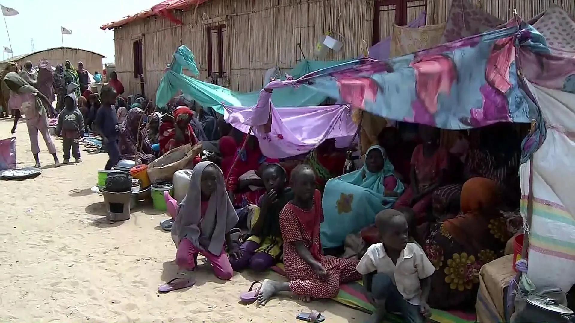 آلاف السودانيات يواجهن المجهول بمخيمات كوستي آلاف السودانيات يواجهن المجهول بمخيمات كوستي