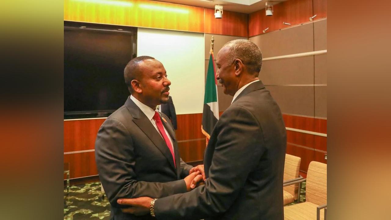 البرهان يكشف تجاهل آبي أحمد لزيارته وتهريب أسلحة البرهان يكشف تجاهل آبي أحمد لزيارته وتهريب أسلحة