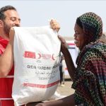 الهلال الأحمر التركي يوزع إفطار وسلات غذائية بالسودان الهلال الأحمر التركي يوزع إفطار وسلات غذائية بالسودان