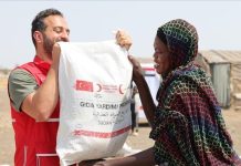 الهلال الأحمر التركي يوزع إفطار وسلات غذائية بالسودان الهلال الأحمر التركي يوزع إفطار وسلات غذائية بالسودان