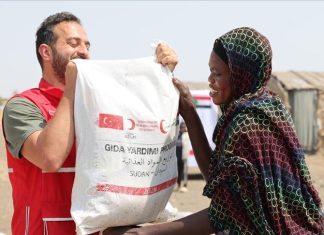الهلال الأحمر التركي يوزع إفطار وسلات غذائية بالسودان الهلال الأحمر التركي يوزع إفطار وسلات غذائية بالسودان