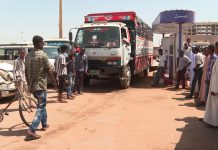 أسعار الوقود تخنق معيشة المواطن السوداني أسعار الوقود تخنق معيشة المواطن السوداني