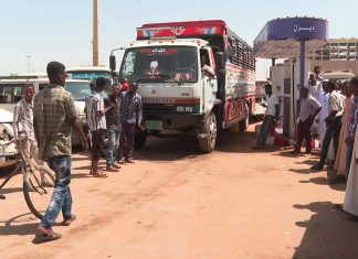 أسعار الوقود تخنق معيشة المواطن السوداني أسعار الوقود تخنق معيشة المواطن السوداني