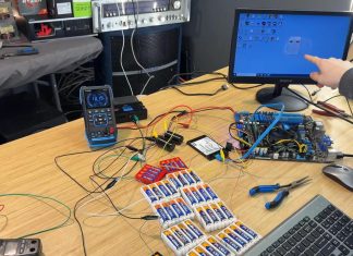 يوتوبر يشغل حاسوب مكتبي ببطاريات تقليدية يوتوبر يشغل حاسوب مكتبي ببطاريات تقليدية