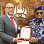 مفتش عام الشرطة السودانية يتسلم من الصليب الأحمر قائمة بالأسرى المحتجزين بمعتقلات الدعم السريع..بينهم ضباط مفتش عام الشرطة السودانية يتسلم من الصليب الأحمر قائمة بالأسرى المحتجزين بمعتقلات الدعم السريع..بينهم ضباط