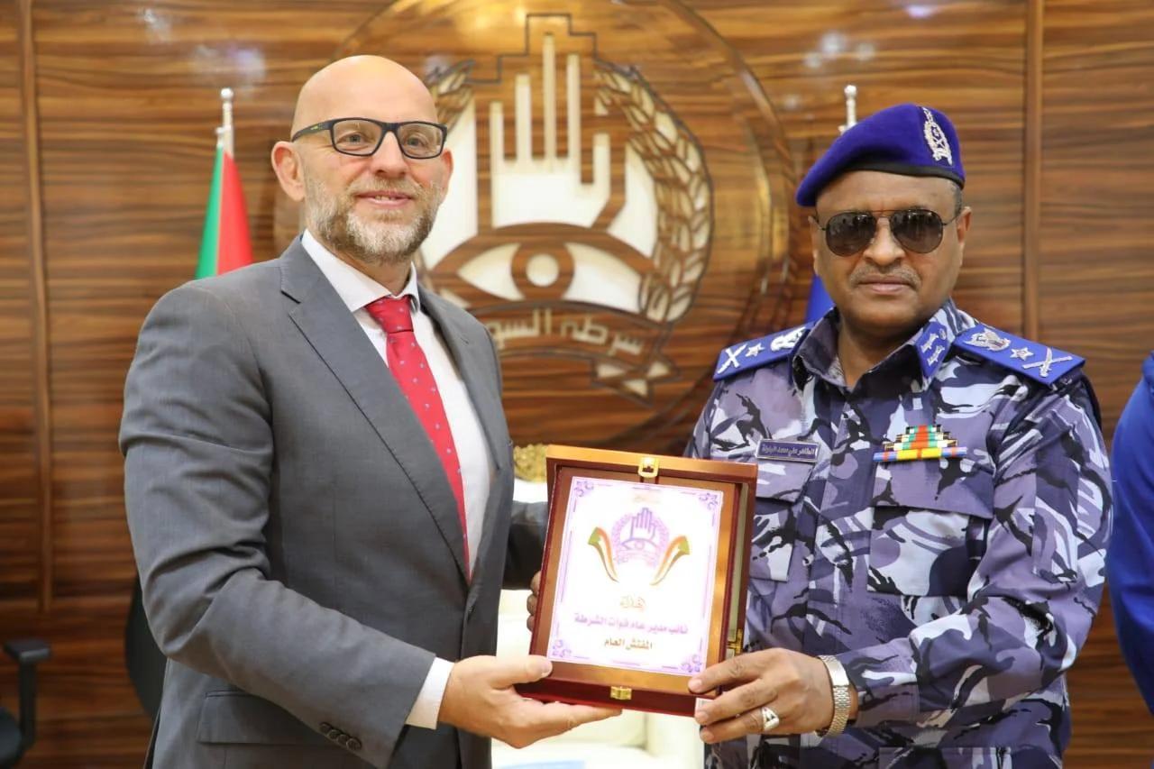 مفتش عام الشرطة السودانية يتسلم من الصليب الأحمر قائمة بالأسرى المحتجزين بمعتقلات الدعم السريع..بينهم ضباط مفتش عام الشرطة السودانية يتسلم من الصليب الأحمر قائمة بالأسرى المحتجزين بمعتقلات الدعم السريع..بينهم ضباط