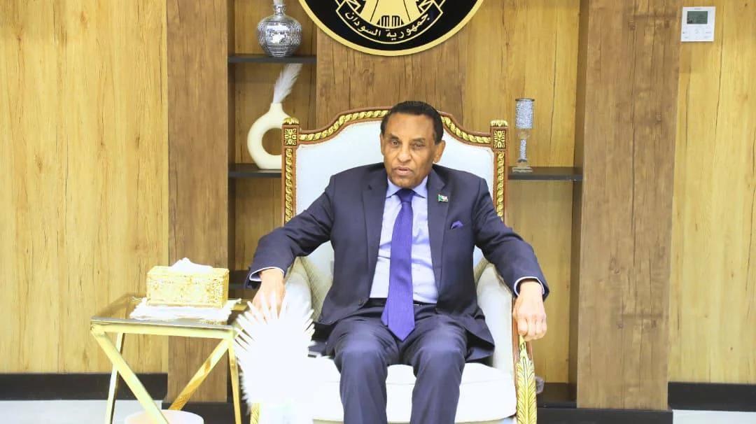 رئيس الوزراء السوداني يشكل لجنة لتقليص وتخفيض العاملين في الحكومة رئيس الوزراء السوداني يشكل لجنة لتقليص وتخفيض العاملين في الحكومة