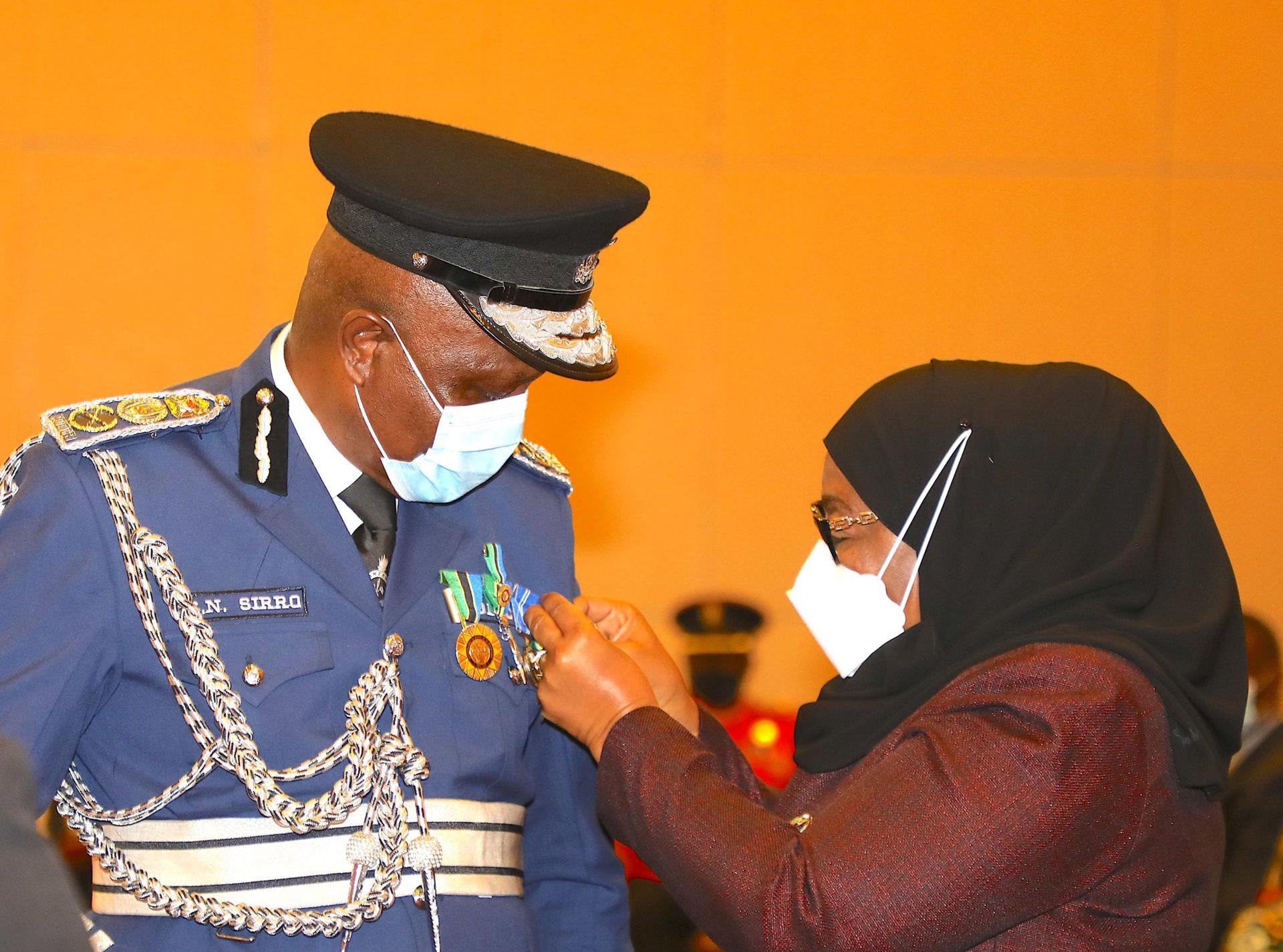 Samia decorates 893 army officers Samia decorates 893 army officers