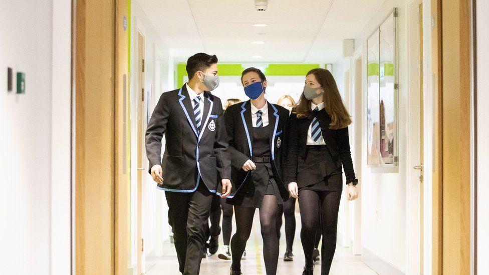 Covid: Pupils to wear masks in class in England to tackle Omicron Covid: Pupils to wear masks in class in England to tackle Omicron